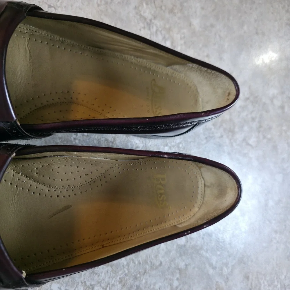 GH Bass Weejuns Loafers Mens 9 E Dark Cherry Red Kiltie Tasseled *Barely Worn.